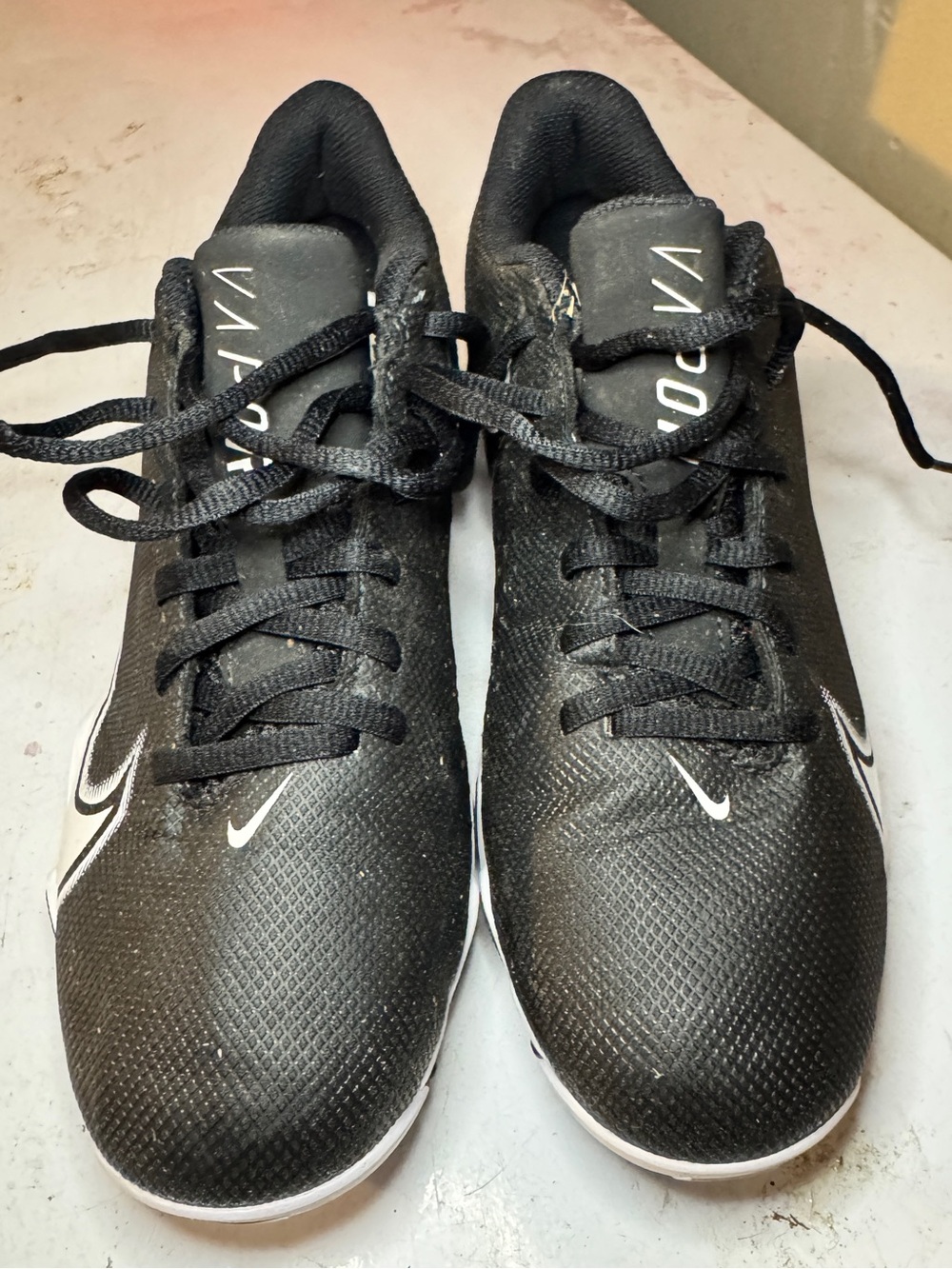 Nike boys Black Athletic football cleats